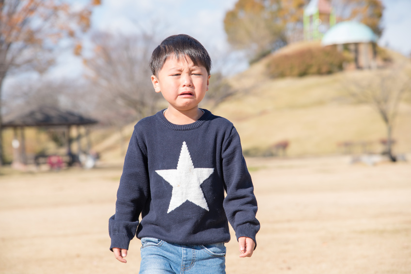 公園で泣いている男の子